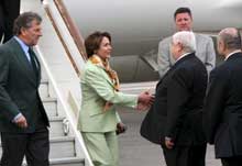 Nancy Pelosi à chegada ao aeroporto de Damasco -Foto da Lusa