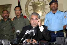 Presidente de Timor-Leste anunciando a indigitação de Xanana Gusmão, na presença dos chefes das Forças Armadas e da Polícia - Foto da Lusa