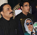 Bilawal Bhutto com o pai em conferência de imprensa, foto da Lusa