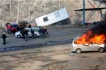 Carro da polícia kosovar incendiado no posto de fronteira de Jarinje, norte do Kosovo. Foto EPA/SASA STANKOVIC