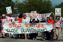 Manifestantes junto à base de Guantanamo (11 Janeiro 2007) - Foto da Lusa