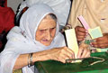 Mulher idosa a votar em anteriores elições regionais paquistanesas. Foto de Khalid Mahmood Raja