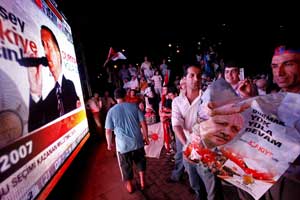 Apoaintes do AKP festejam, vendo-se Erdogan na Televisão - Foto da Lusa
