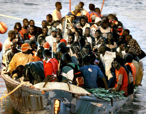 Imigrantes atravessam perigosamente o Mediterrâneo em frágeis embarcações