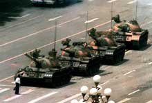 Tanques do exército ocupando a praça de Tiananmen 1989