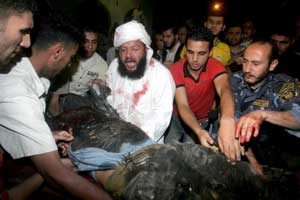 Transporte de ferido na Faixa de Gaza - Foto da Lusa