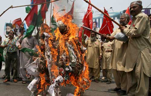  opositores da ditadura militar queimam fotos de Musharraf - Foto da Lusa
