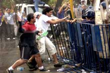 Venezuela, apoiantes do canal privado RCTV em confrontos com a polícia - Foto da Lusa