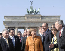 Angela Merkel, ao centro, em Berlim. Foto Lusa