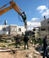 Bulldozzer destrói casa palestiniana em Al Walajeh