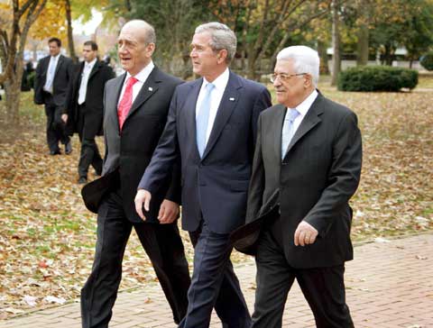 Olmert, Bush e Abbas. Foto Lusa