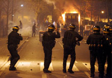 Polícia atira gás lacrimógénio sobre jovens em Villiers, arredores de Paris. Foto Lusa/EPA/MAXPPP/PHILIPPE DE POULPIQUET 