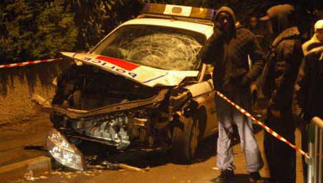 Carro da polícia do acidente em Villiers-le-Bel