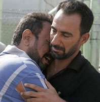 Iraquianos choram morte de familiares. Foto da Reuters