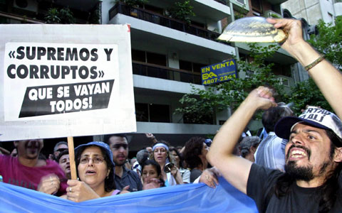 Os protestos populares de 2002 ficaram conhecidos por Cacerolazo e marcaram o início da contestação à imposição do liberalismo