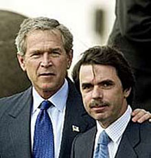 George W. Bush abraçado a Aznar