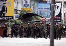 Soldados preparam-se para carregar sobre os manifestantes. Foto Lusa