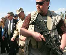Mercenários da Blackwater protegendo Paul Bremer no Iraque em 2004