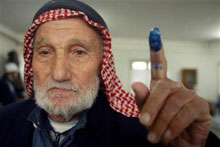 Cidadão palestiniano com o dedo marcado depois de votar.