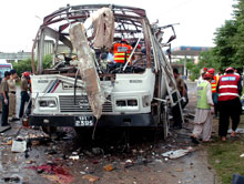 autocarro militar destruído com a explosão. Foto Lusa