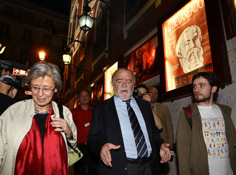 O deputado do Partido Socialista Manuel Alegre ladeado pelos restantes dois oradores (Isabel Allegro e José Soeiro) no encontro de Esquerda 
