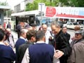 Francisco Louçã com trabalhadores de transportes em Aveiro. Foto de Paulete Matos