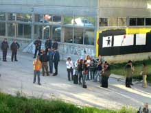 Neo-nazis e polícia junto ao mural antifascista no dia 15 de Março na Faculdade de Letras