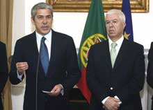 O Primeiro Ministro, José Sócrates, acompanhado pelo Ministro das Finanças, Teixeira dos Santos.  Foto INACIO ROSA/LUSA
