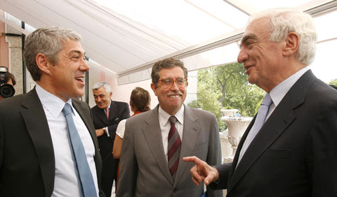 O Primeiro Ministro Jose Socrates conversa com Joao Salgueiro, presidente da Associação de Bancos Portugueses. ANDRE KOSTERS/LUSA