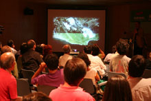 Exibição de vídeo durante a Conferência. Foto de André Beja