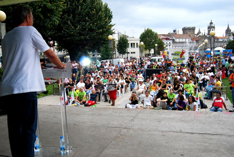 Largas centenas de pessoas assistiram ao comício de encerramento da Marcha Contra a Precariedade, em Braga. Foto de Ana Candeias