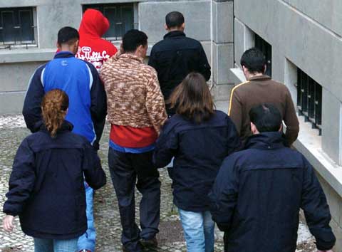 Imigrantes marroquinos  entram no tribunal de Faro para serem ouvidos pelo juiz, 18 de Dezembro de 2007. LUIS FORRA / LUSA