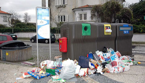 Lixo acumula-se no Porto