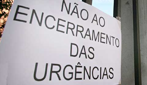 Não ao encerramento das urgências, cartaz da população de Anadia - Foto da Lusa
