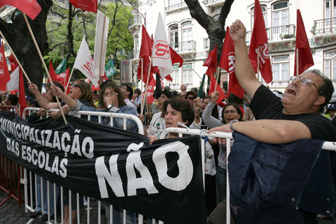 Trabalhadores não docentes das escolas e jardins de infância da rede pública, durante a manifestação junto ao Ministério da Educação, Lisboa, 21 de Maio de 2008. MIGUEL A. LOPES / LUSA