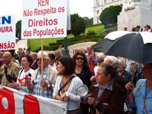 Manifestação contra a alta tensão em frente da Assembleia da República. Foto de André Beja