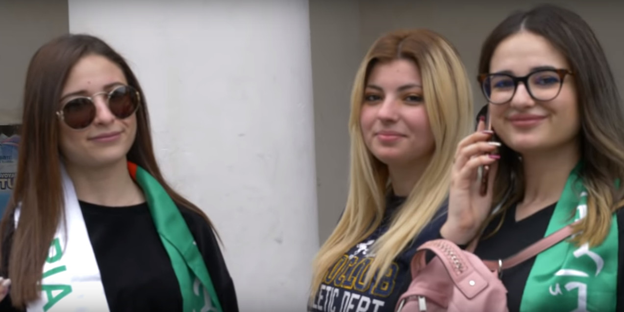 Mulheres argelinas na manifestação de 8 de março em Argel. Imagem do vídeo de Drifa