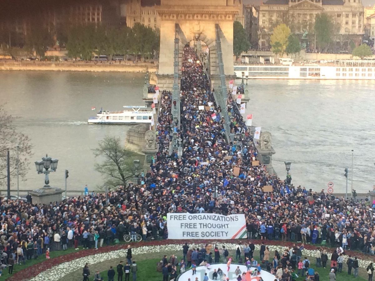 80 mil pessoas em manifestação em Budapeste, via @tenaprelec