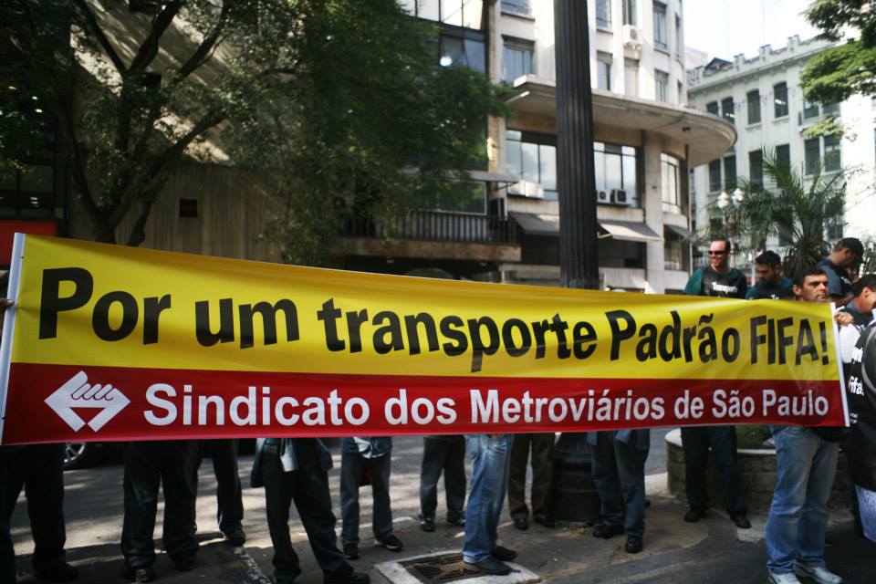 Diante dos gastos milionários nas Copa, população reivindica investimentos sociais "padrão FIFA". Foto do Sindicato dos Metroviários de São Paulo.