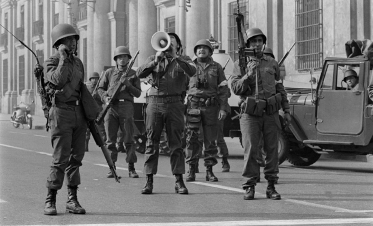 Soldados leais a Allende apelam à desistência dos golpistas, junho 1973.