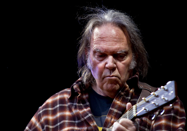 Neil Young – Foto de Per Ole Hagen/wikipedia, concerto na Noruega em 2009