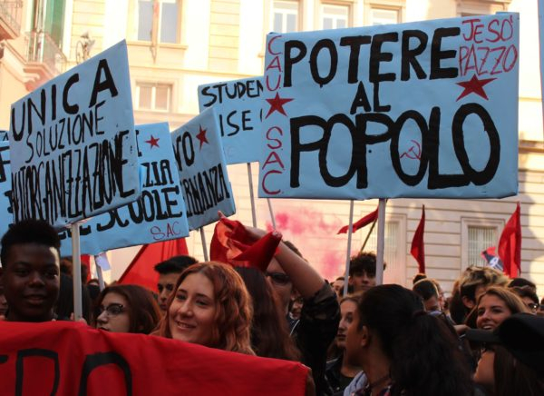 A lista de esquerda Potere al Popolo! (PaP) é apoiada pelos dois principais partidos comunistas: o Partito della Rifondazione Comunista (PRC) e o Partito Comunista Italiano (PCI)