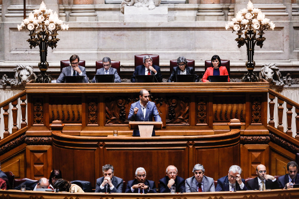 Pedro Filipe Soares intervém no encerramento do debate do OE 2018 (na generalidade) - Foto de António Cotrim/Lusa