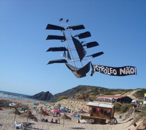Petróleo Não - Foto de Paula Nunes, no facebook da ASMAA Algarve Surf & Marine Activities Association