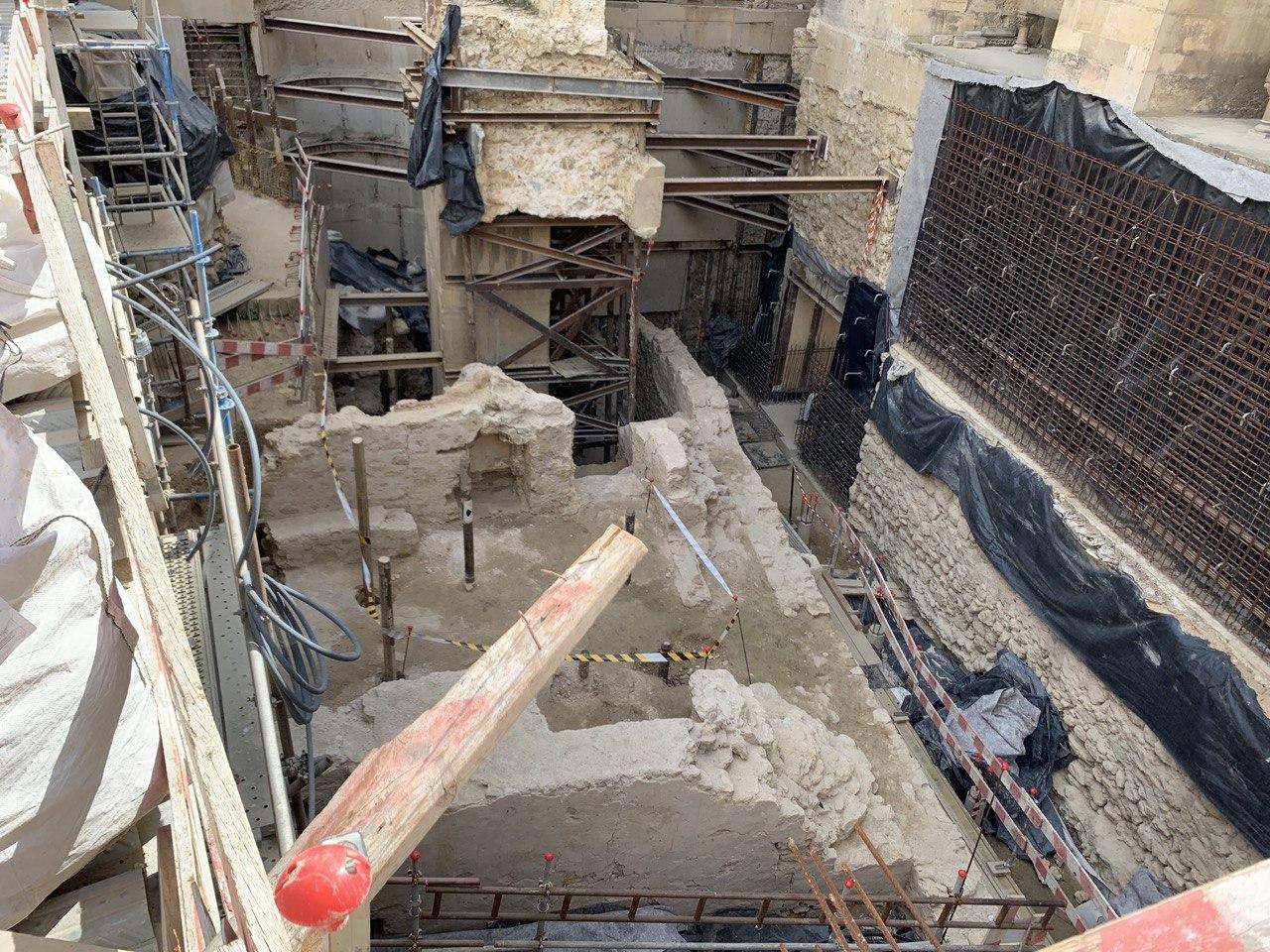 Secção da base do minarete da mesquita, sala de banhos e muralha que seria destruída pelo projeto de salvaguarda da DGPC. 