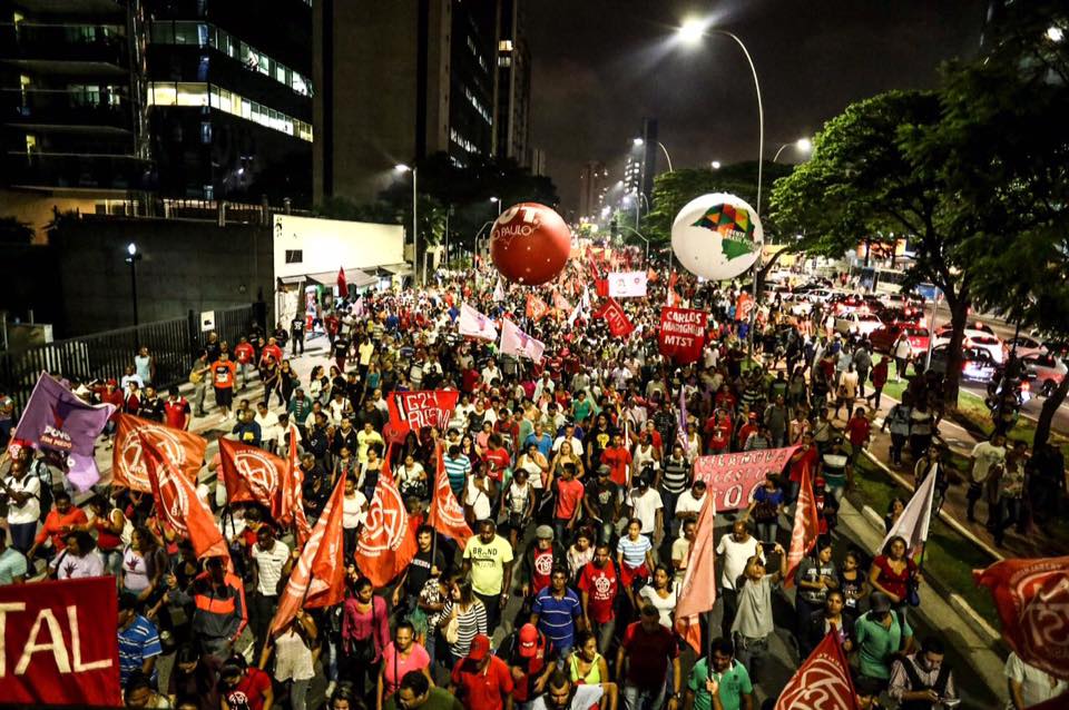 É vital que os movimentos deem um passo adiante. Não só romper com a política de conciliação, mas romper com o lulismo. Foto da Frente Povo Sem Medo.