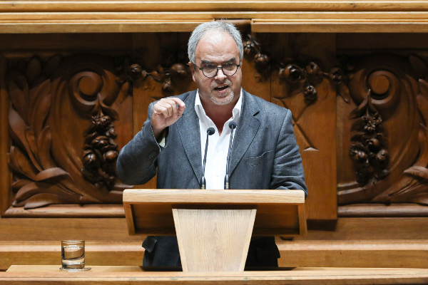 “Ou queremos um país que respeita o trabalho ou queremos uma imensa Padaria Portuguesa”, apontou José Manuel Pureza na sua intervenção no parlamento - Foto de Miguel A. Lopes/Lusa