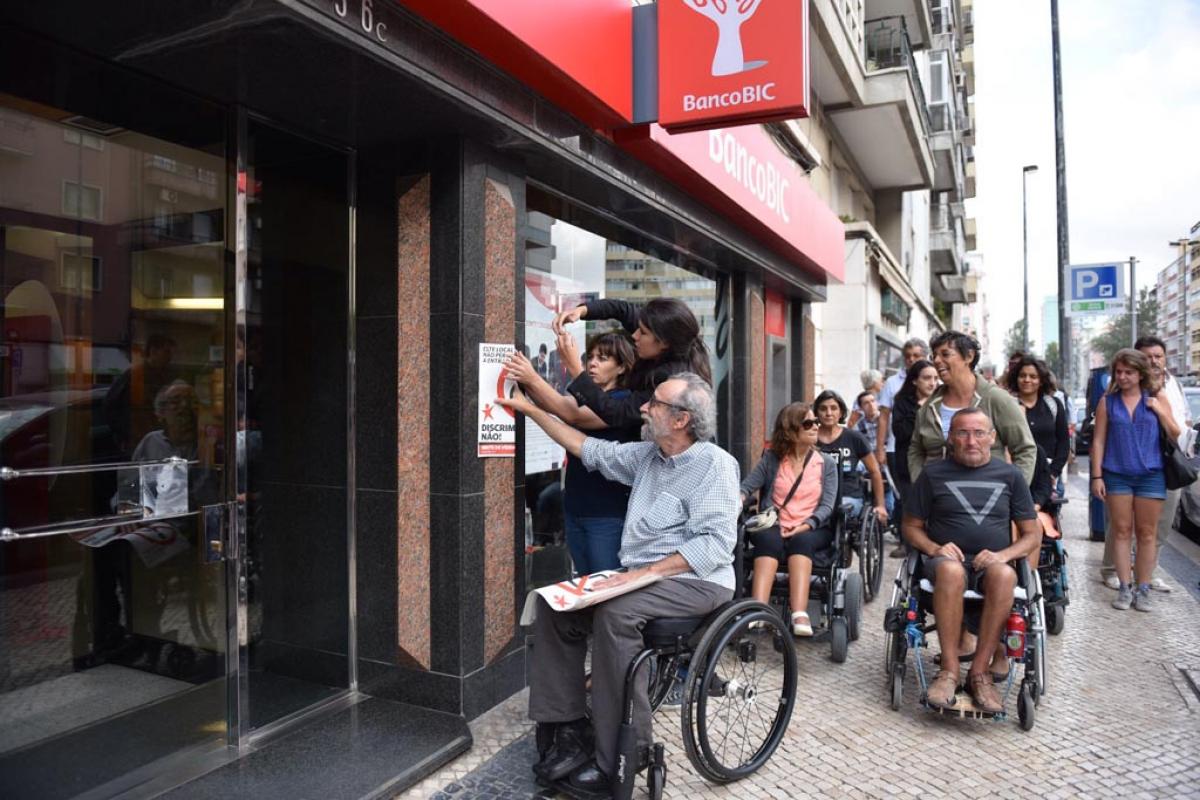 Ação de rua em Lisboa para assinalar as barreiras que discriminam as pessoas com deficiência. Foto Paulete Matos.
