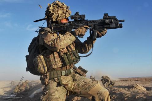 Soldado britânico no Afeganistão. Foto de Defense Images/Flickr.