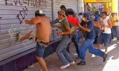 Alguns dos saques e protestos violentos podem ser organizados como forma de confronto político com o governo. Não há dúvida de que no país operam paramilitares, mas é evidente que, pela sua escala, se trata de um fenómeno social de ampla base Alguns dos saques e protestos violentos podem ser organizados como forma de confronto político com o governo. Não há dúvida de que no país operam paramilitares, mas é evidente que, pela sua escala, se trata de um fenómeno social de ampla base
